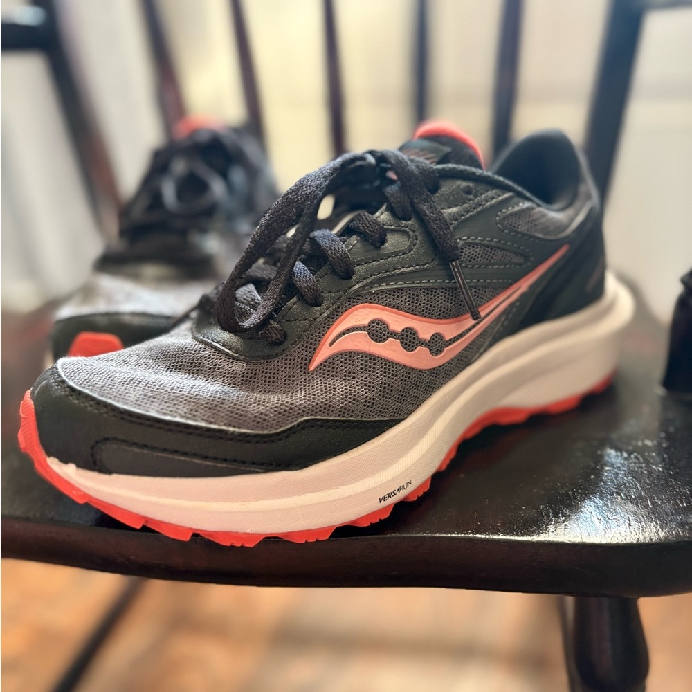 Woman’s Saucony Black and coral hiking shoes size 6 - Picture 2 of 6